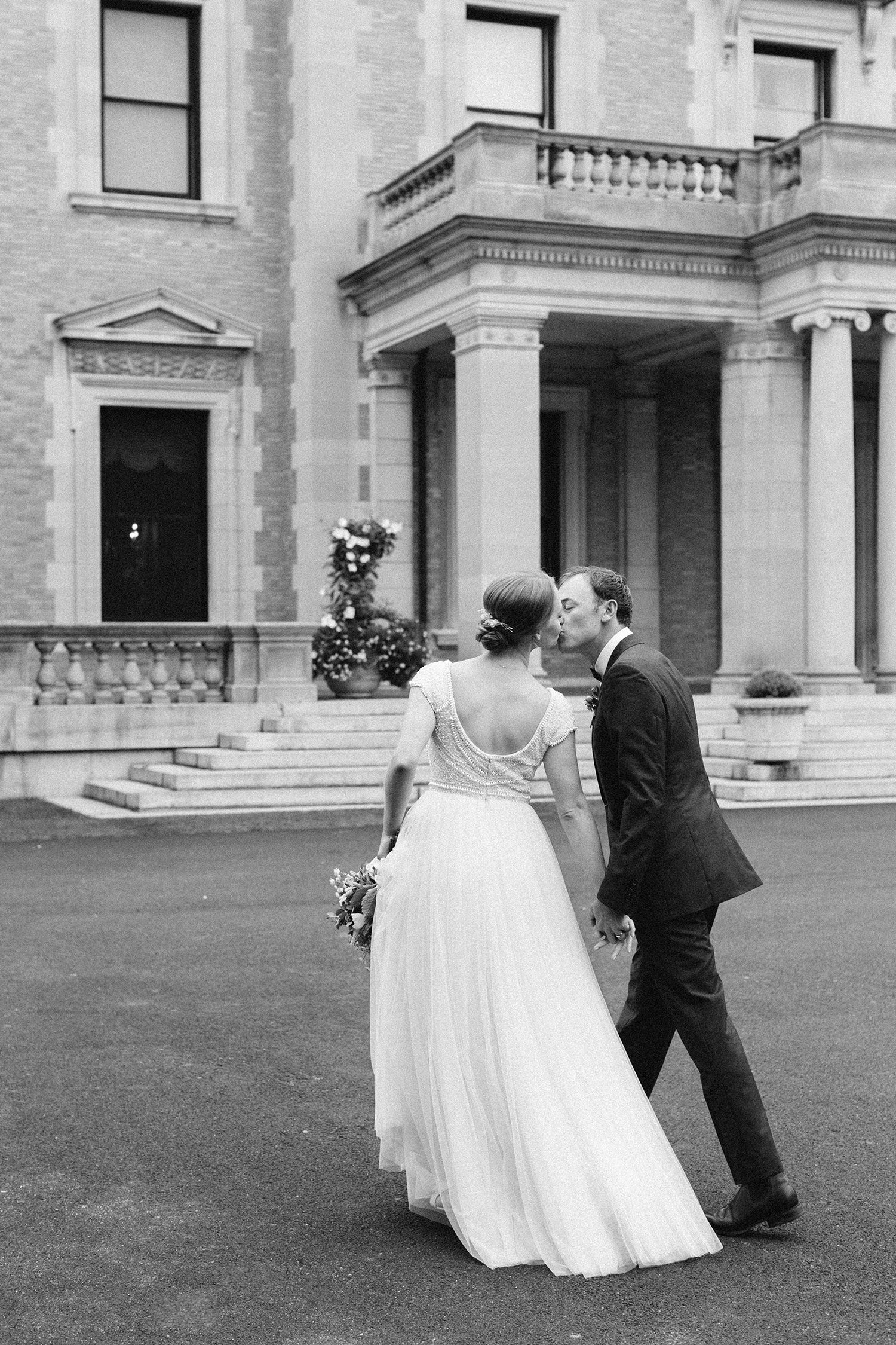 Black and white image of couple kissing in a Sleepy Hollow Country Club wedding